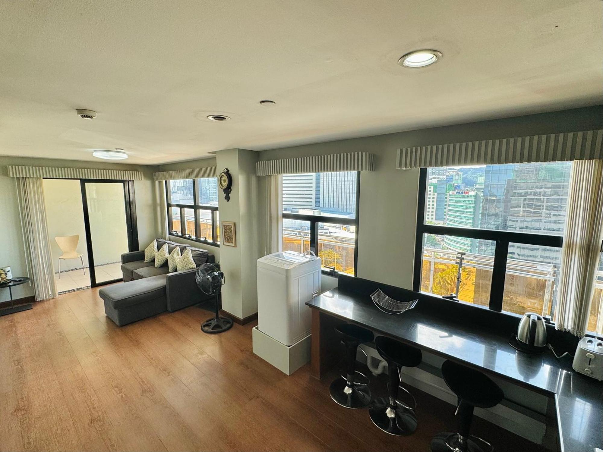 Spacious 1-bedroom Appleone Equicom Ayala * Cebu